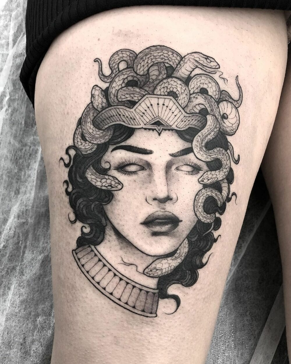 tattoo medusa na coxa
