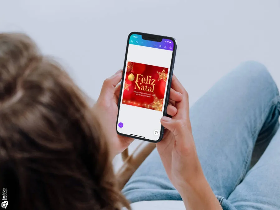 Foto de pessoa montando cartão virtual pelo Canva