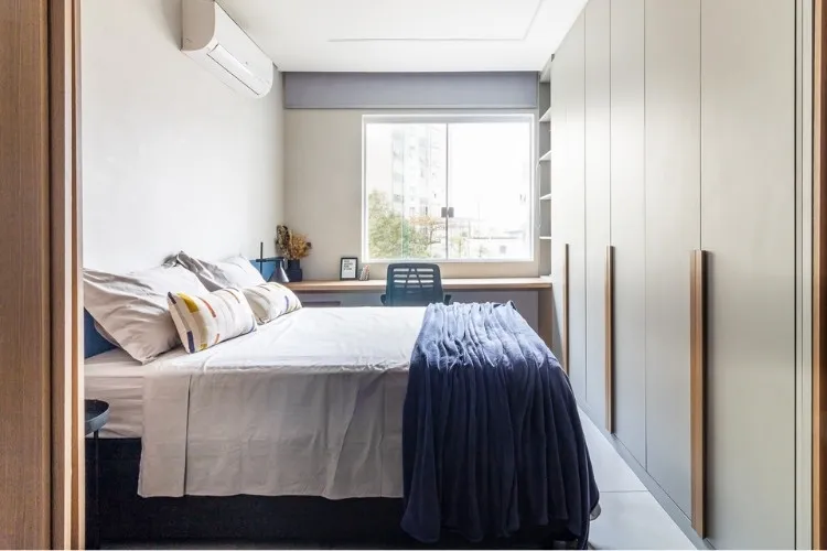 Foto de quarto de kitnet de 33 m² decorado com armário planejado