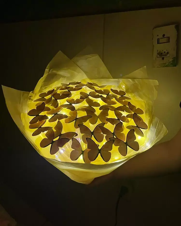 Buquê de borboletas-amarelas com LED aceso à noite
