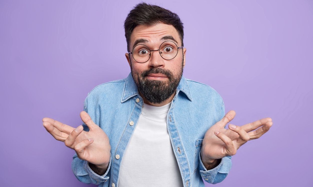 Imagem de um homem com dúvida sobre o que é impeachment