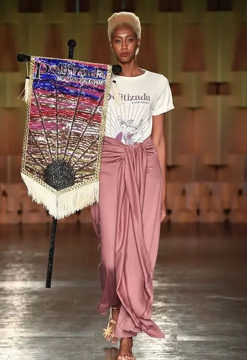 Modelo usa t-shirt estampada e saia amarração 