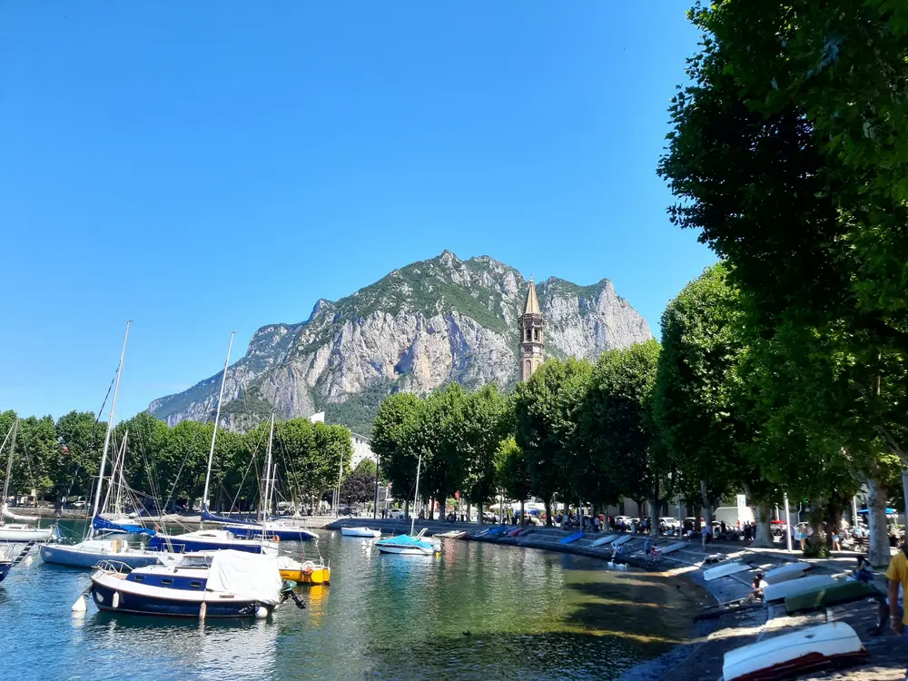 vista do Lago de Como na cidade de Lecco