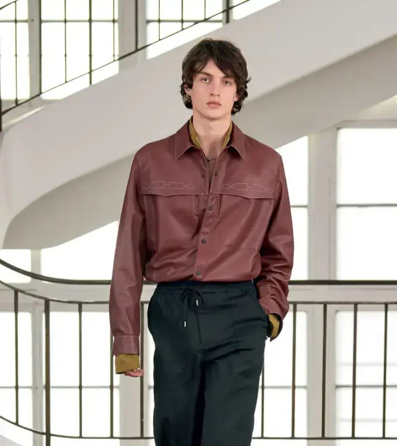 Look camisa couro marrom e calça com elástico na cintura