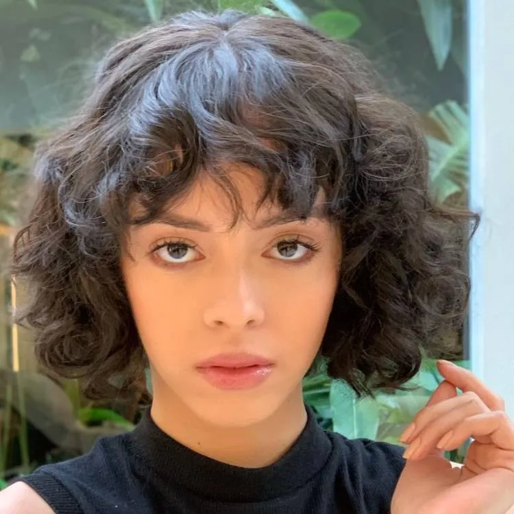 Mulher cde pele clara com cabelo chanel ondulado e franja