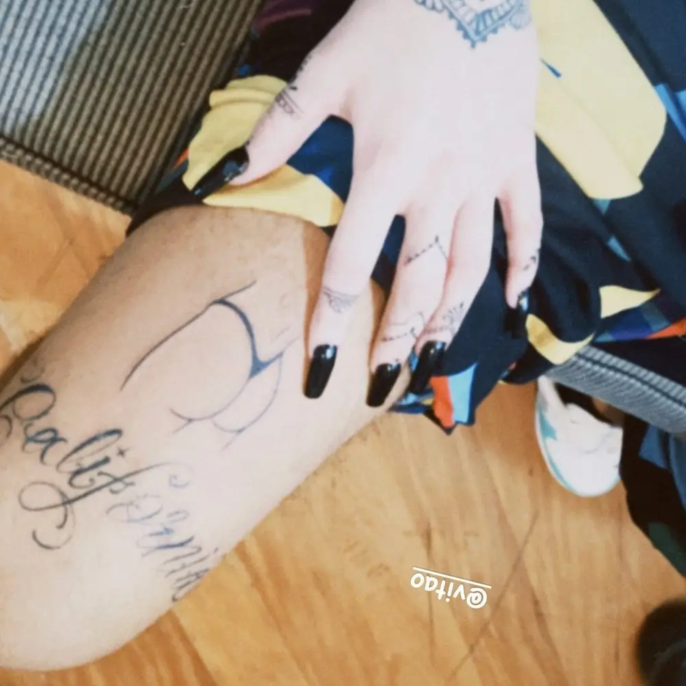 Bumbum de Luísa Sonza em tatuagem.