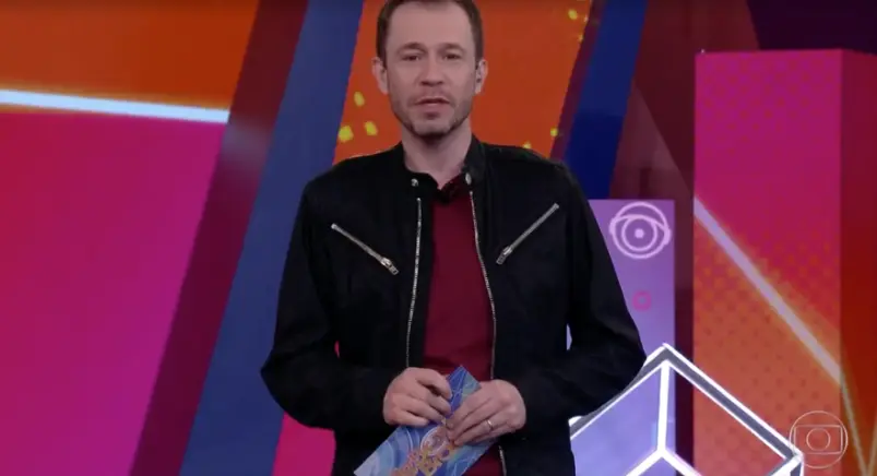 tiago leifert apresentando o jogo da discórdia
