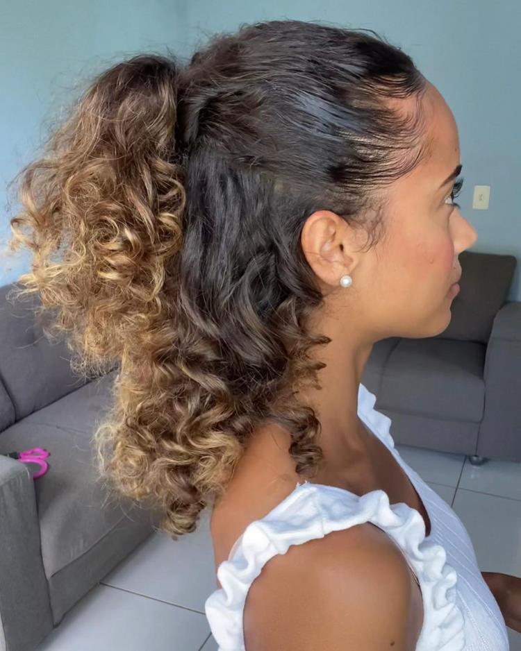 mulher com cabelo iluminado meio preso