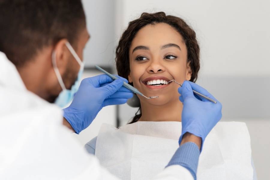 Mulher sorrindo para dentista.