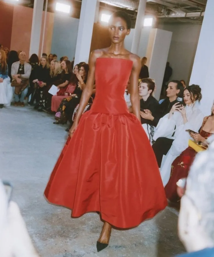Foto de modelo usando vestido vermelho, uma das tendências da NYFW Outono Inverno 2026
