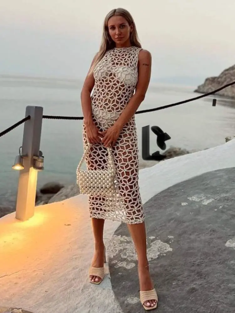 Mulher usa vestido de crochê como sugestão de roupa para ano novo na praia