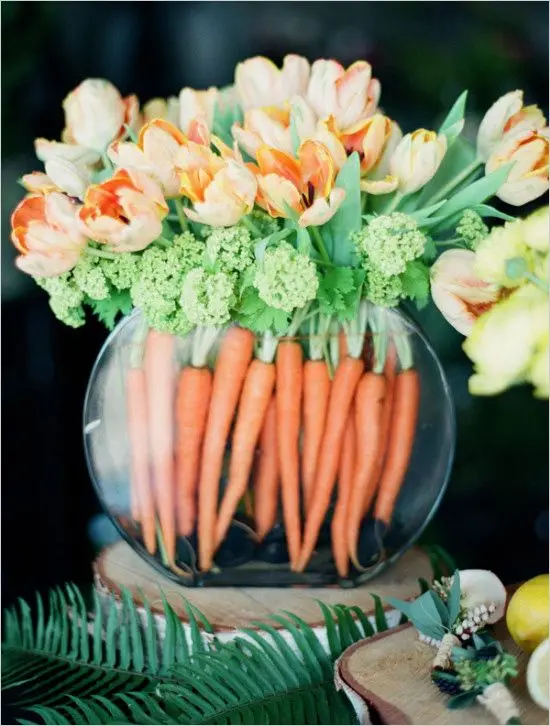 Arranjo de flores com cenouras.