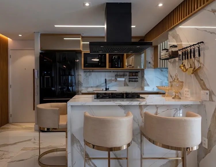 Cozinha americana moderna em porcelanato que imita mármore
