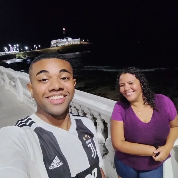 Davi Brito e Mani Reggo durante o antigo relacionamento, em foto noturna à beira-mar