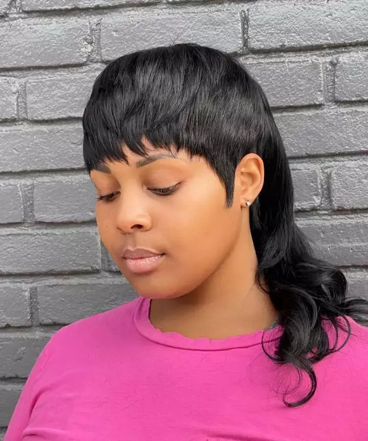 Mulher corte de cabelo mullet preto liso