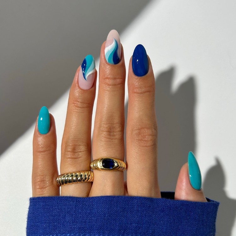 Unhas almond em mix de azuis