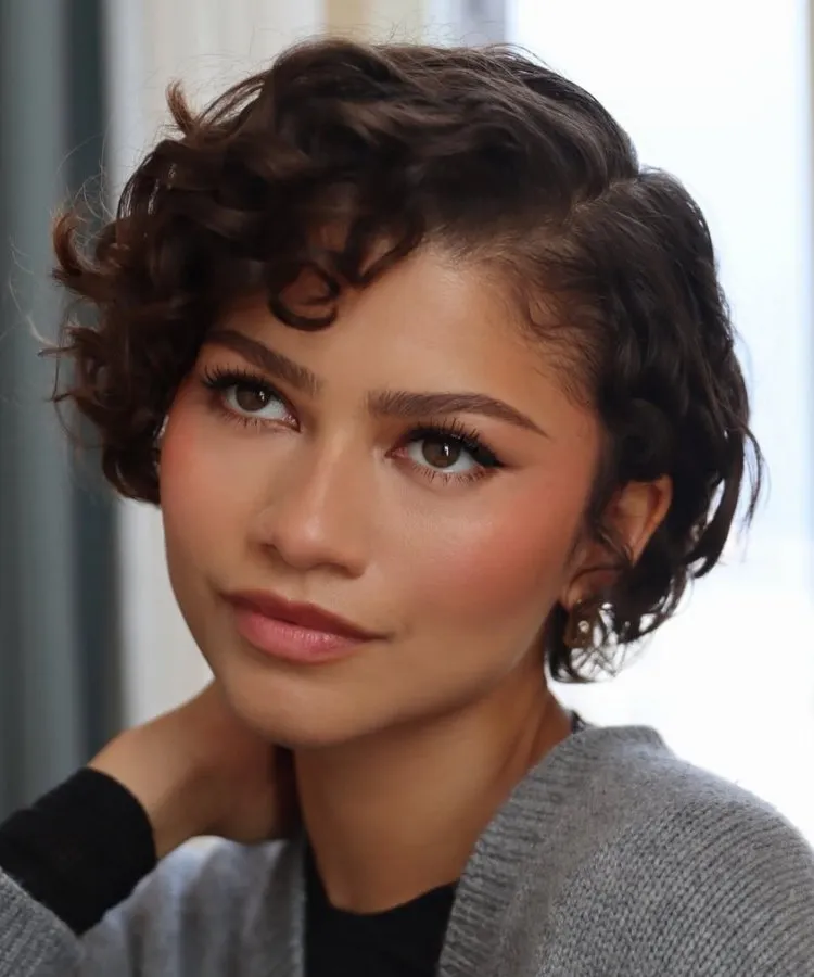 Corte chanel com franja de Zendaya
