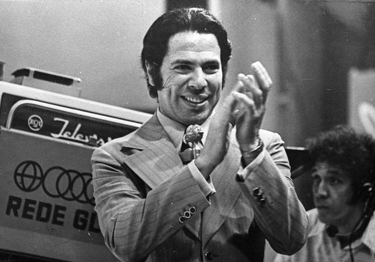 SilviO Santos mais jovem em foto antiga preto e branco