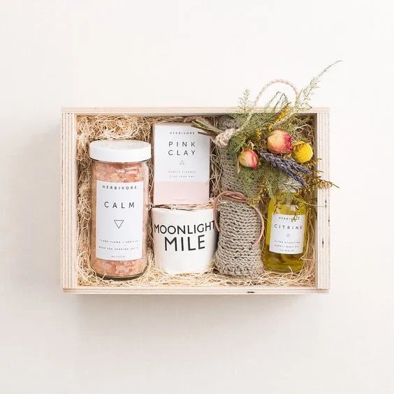 dia das maes presentes: cestas com produtos de beleza para banho, como sabonete e sal