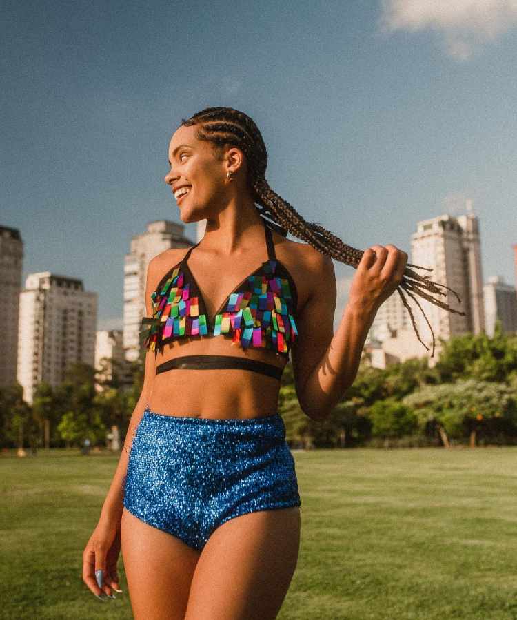 Mulher com hot pant de Carnaval.