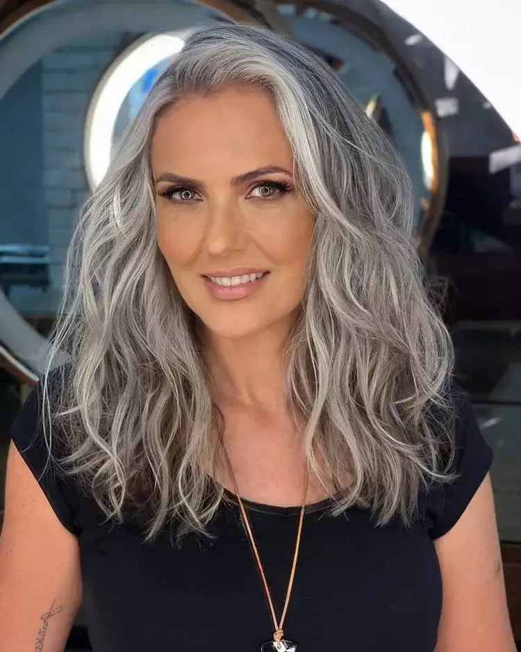 Mulher com cabelos grisalhos lindos cuidados pelo cabeleireiro Romeu Felipe