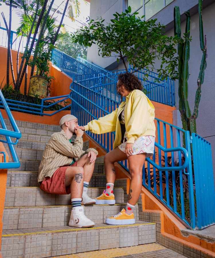 Foto de casal usando tênis Converse All Star