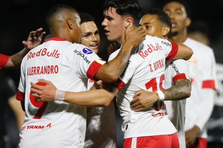 Parte do elenco do Bragantino se abraçando e usando o primeiro uniforme. Dentre eles, Thiago Borbas e Alerrandro.