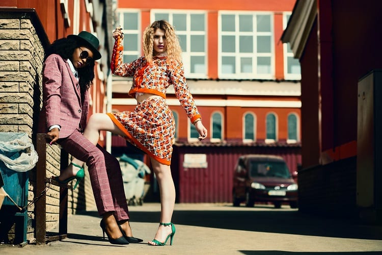 duas modelos em editorial de moda
