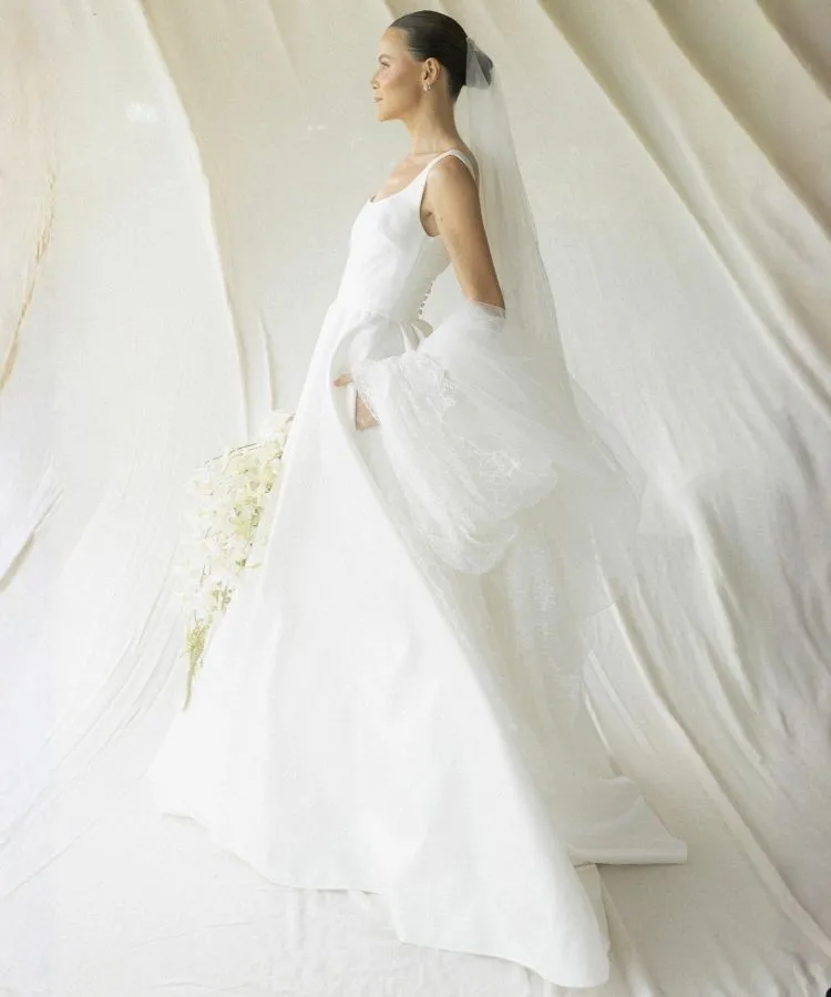Marina Gold usando vestido de noiva Elie Saab em seu casamento