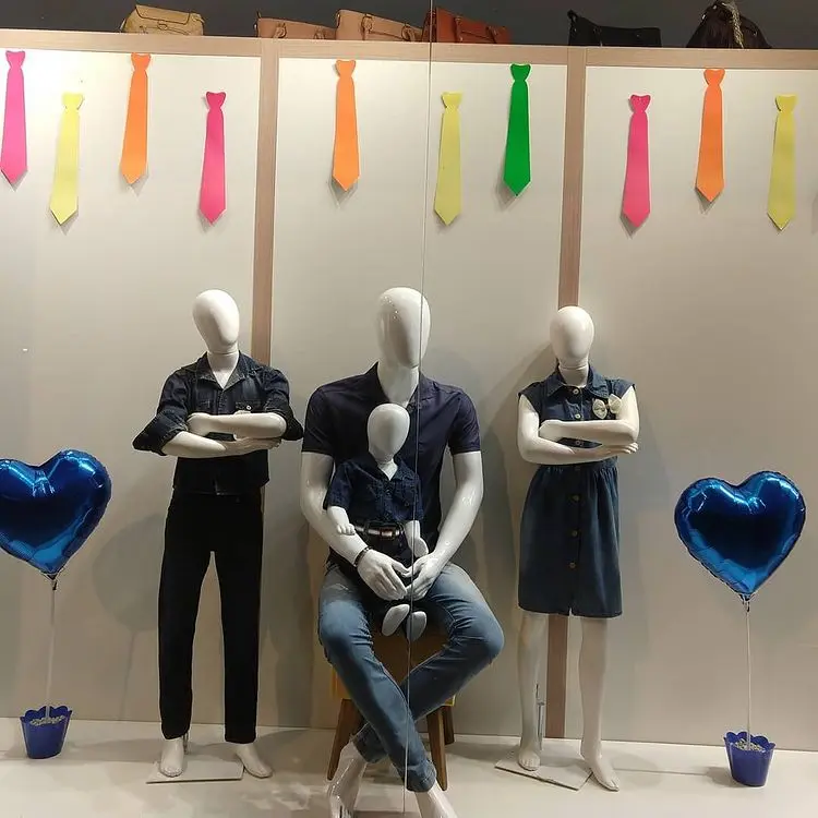 4 manequins de pai e filhos