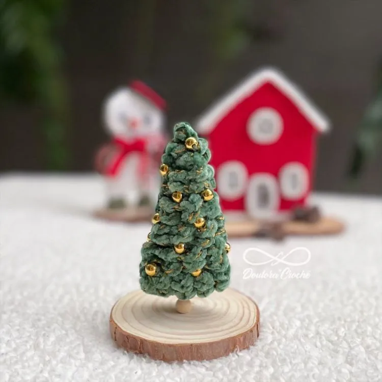 Mini árvore de Natal de amigurumi
