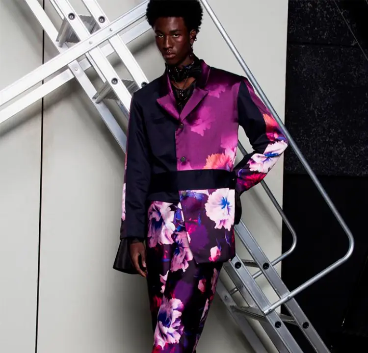 Modelo usa terno roxo com flores.