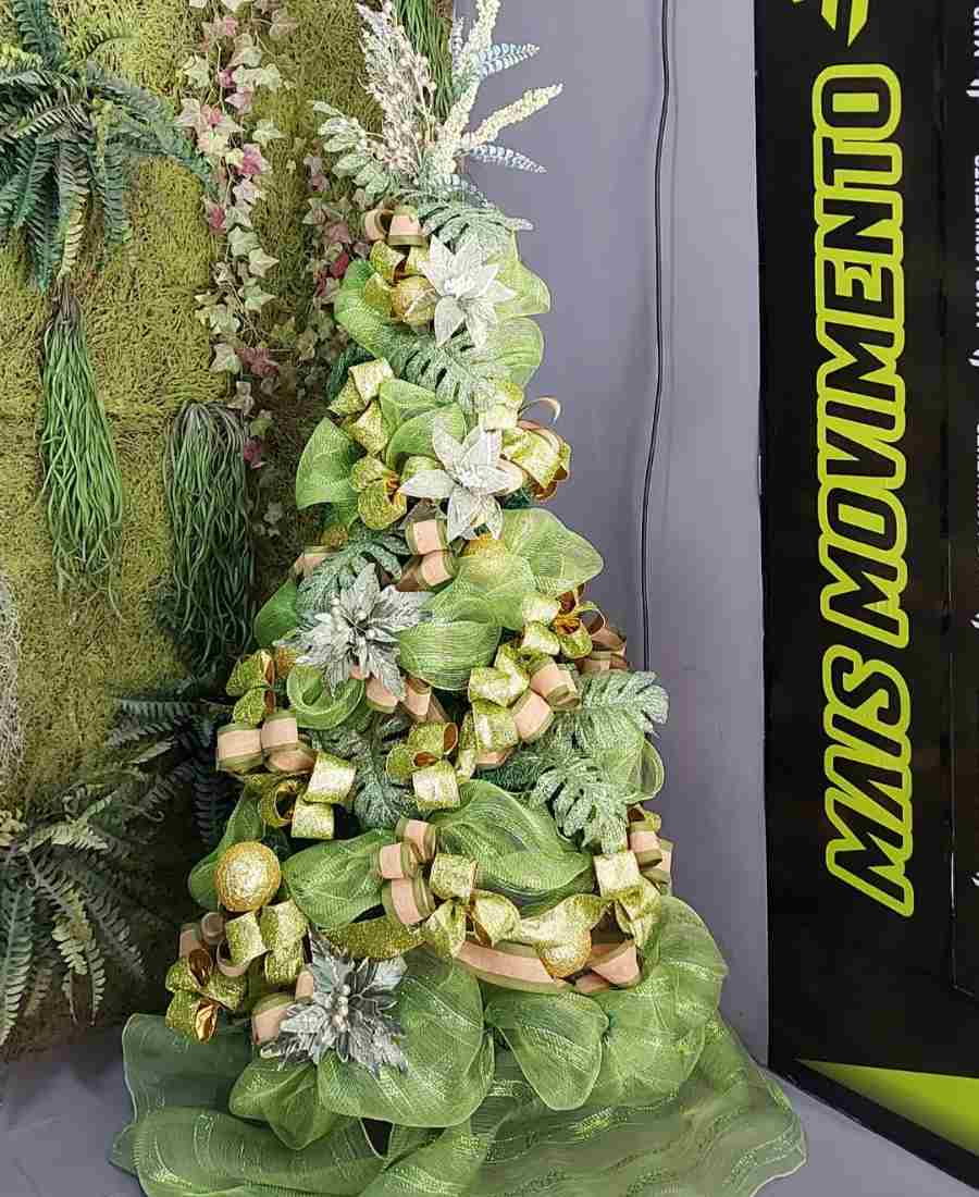 Imagem de árvore de Natal decorada com tema de Copa do Mundo.