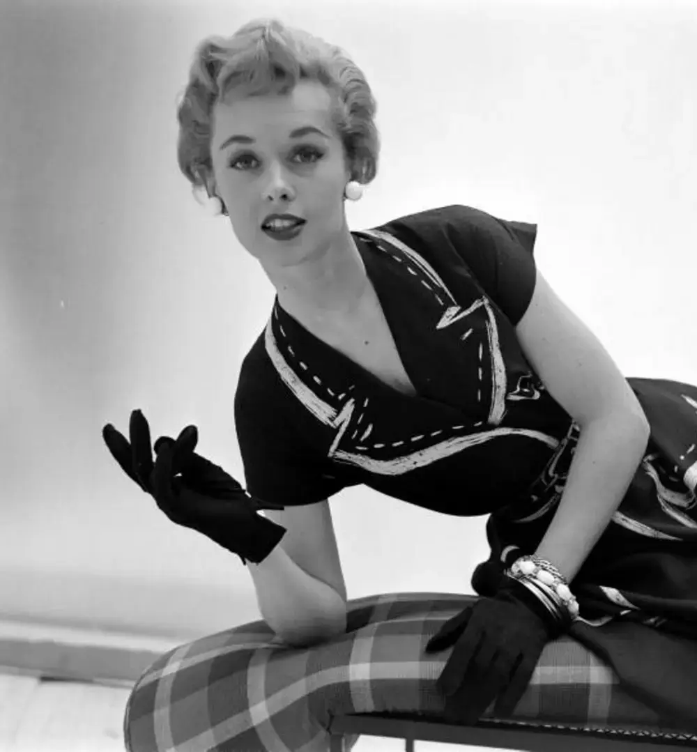 efeito-trompe-loeil-hermes-paris-1952-vestido-preto