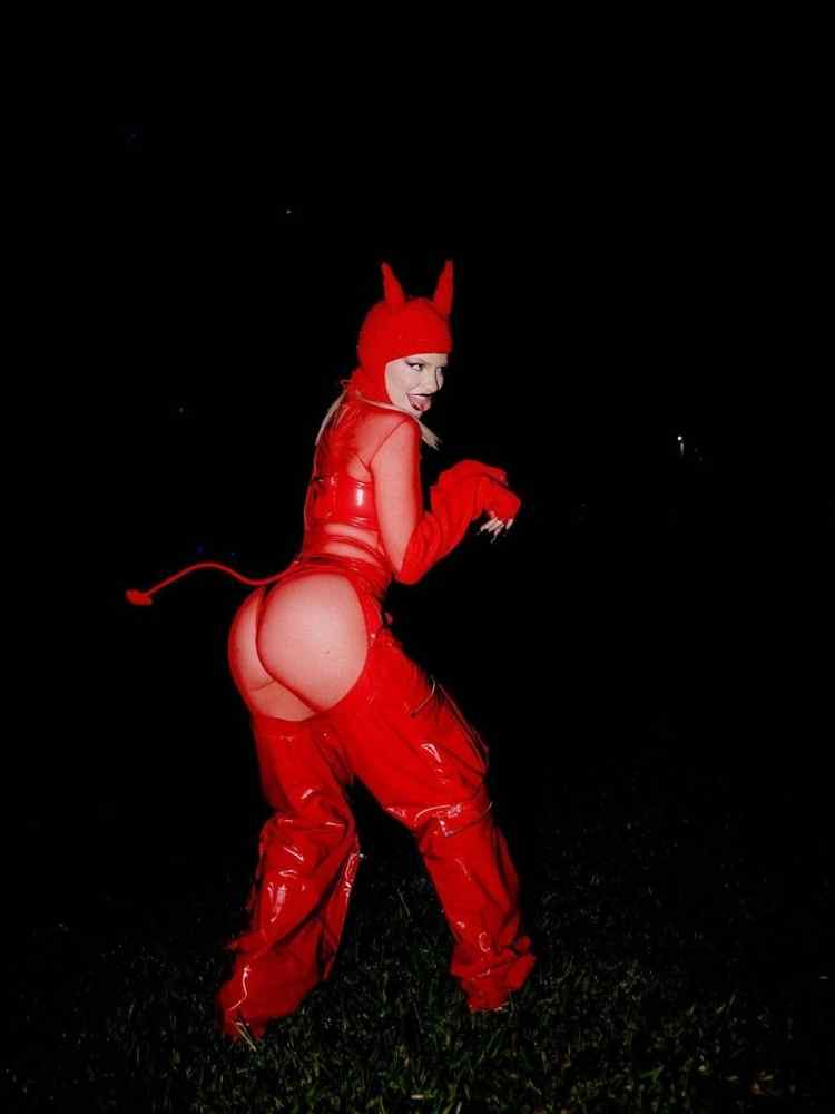 Luisa Sonza fantasiada do vilão de desenho "A Vaca e o Frango" no Carnaval 2023: look vermelho.
