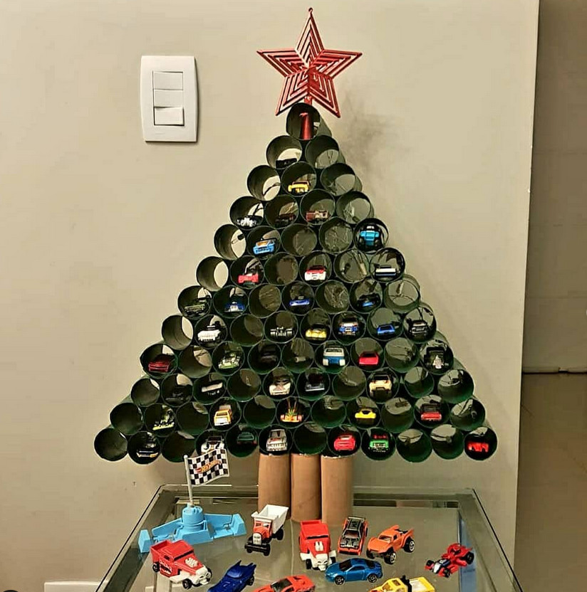 Árvore de natal feitas com restos de canos