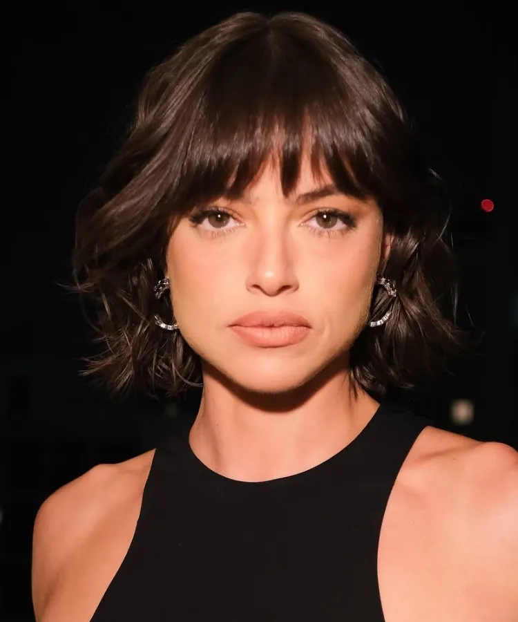 Foto do short shaggy haircut de Agatha Moreira, um dos cortes de cabelo curtinho que são tendência
