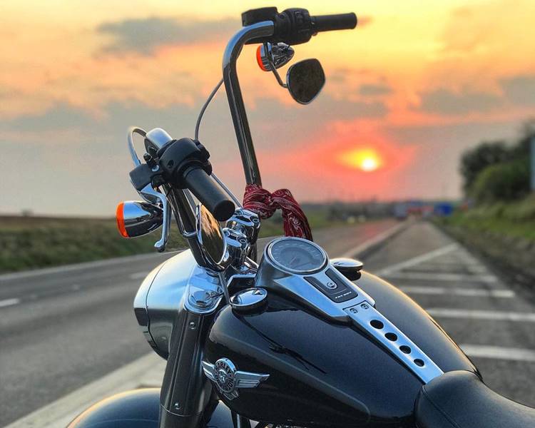 Motocicleta da Harley Davidson do Brasil em por do sol. Foto de motocicleta.