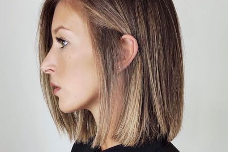 Mulher com cabelo médio liso 