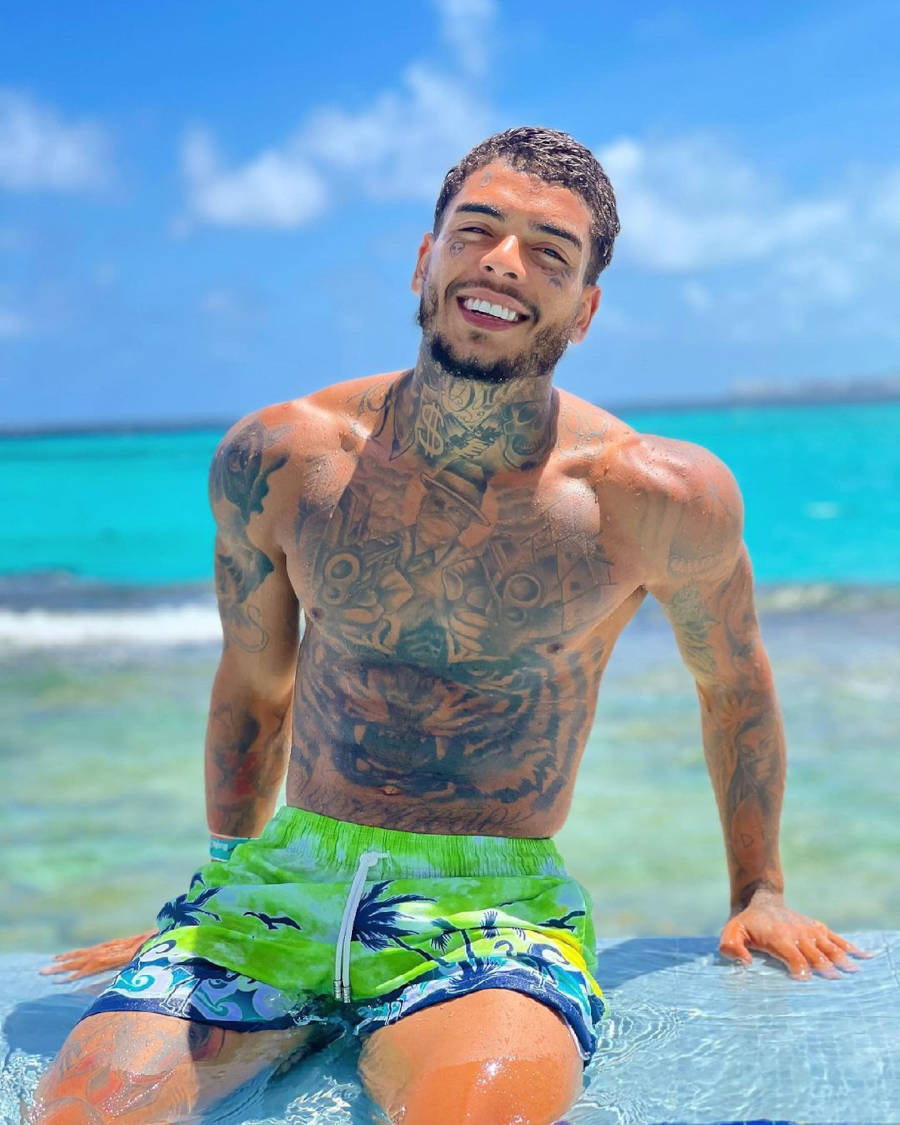 MC Kevin na piscina.