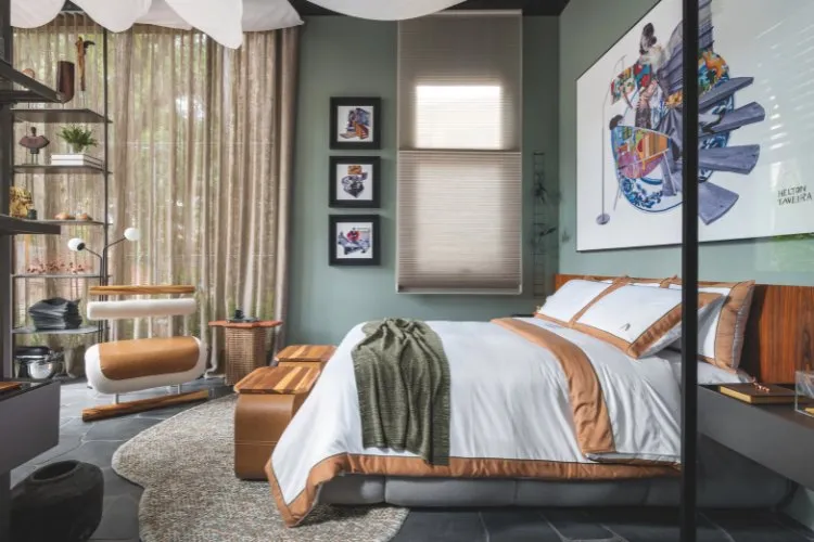 Tiny house com quarto com cama de casal, quadros, poltrona e janela 