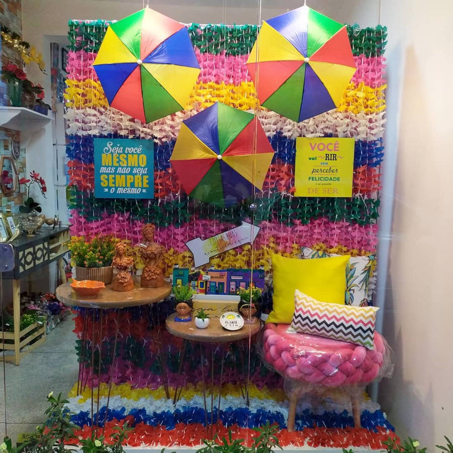 Loja de decoração com tema de carnaval.