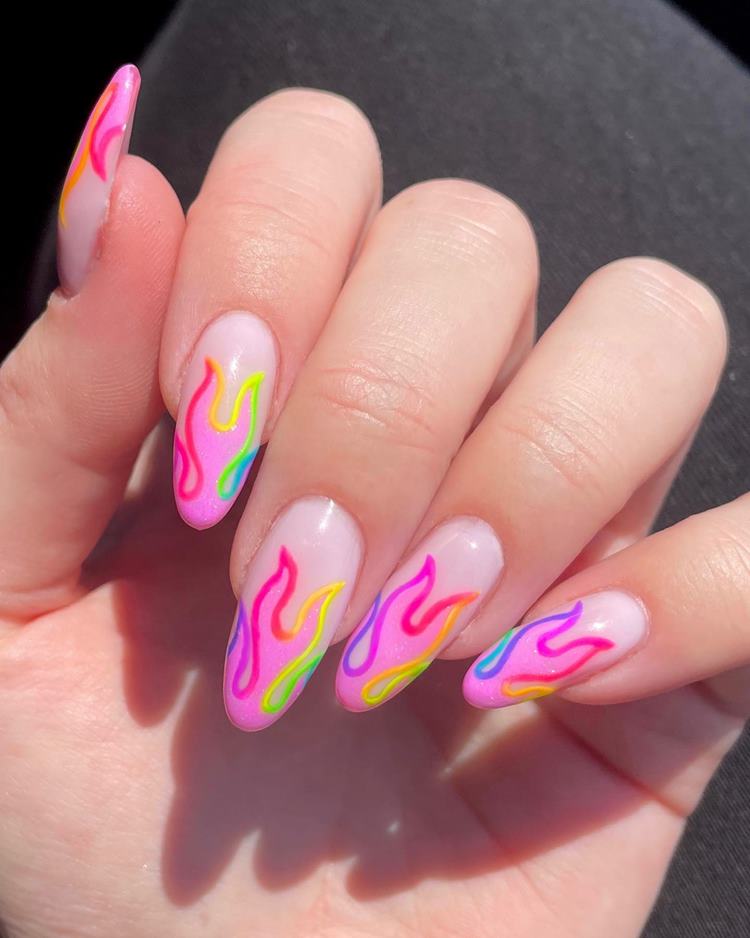 Unha para Carnaval colorida com foguinho rosa neon