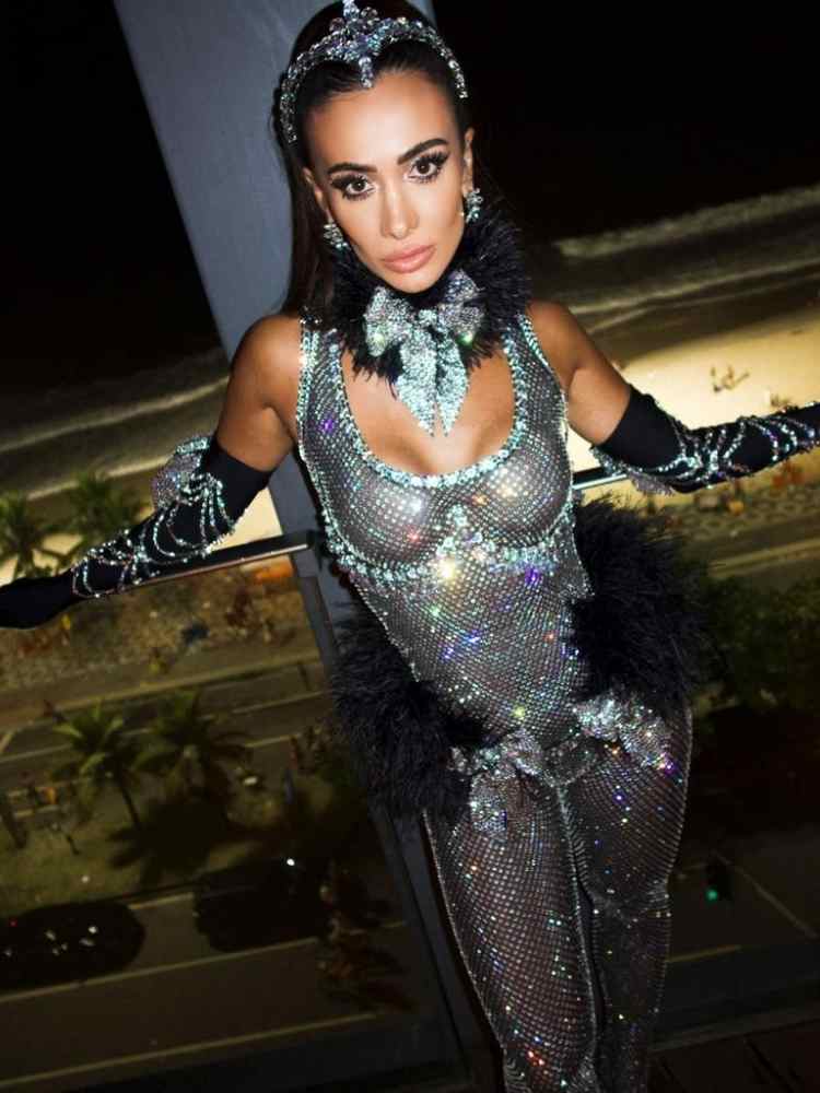 Atriz Vivian Blaine no papel de Cat Woman no filme Guys and Dolls, que resgata o mood Old Hollywood