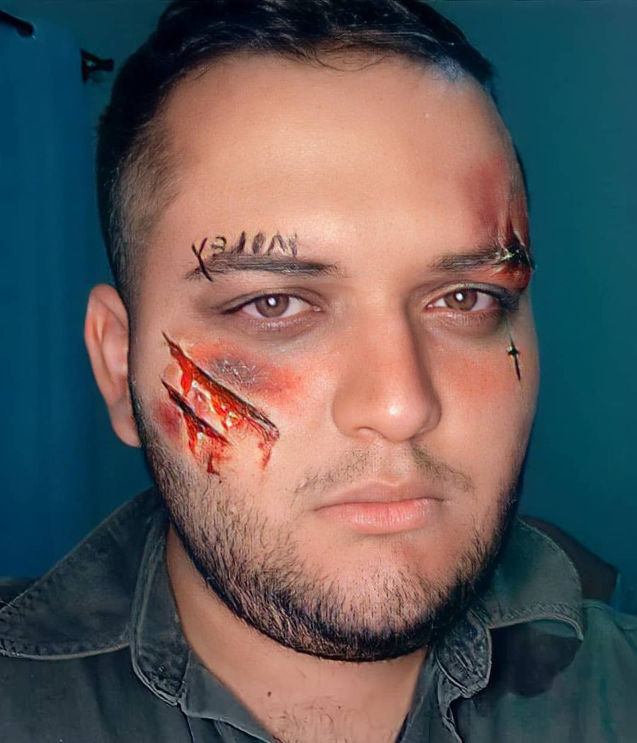 Garoto com maquiagem de halloween para homens, com dois cortes falsos no rosto