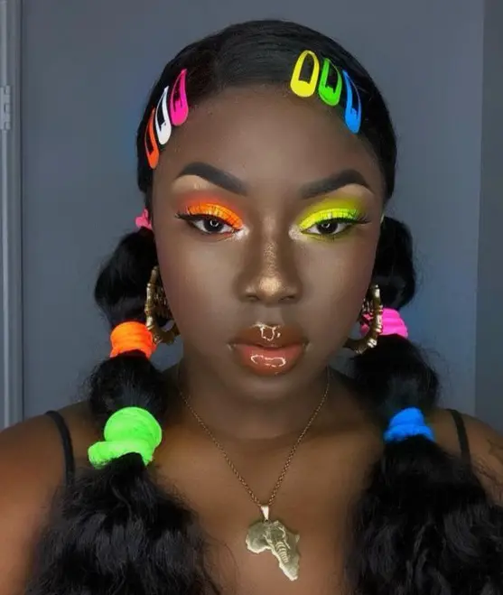 Make olho laranja e amarelo com xuxinha e clip de cabelo