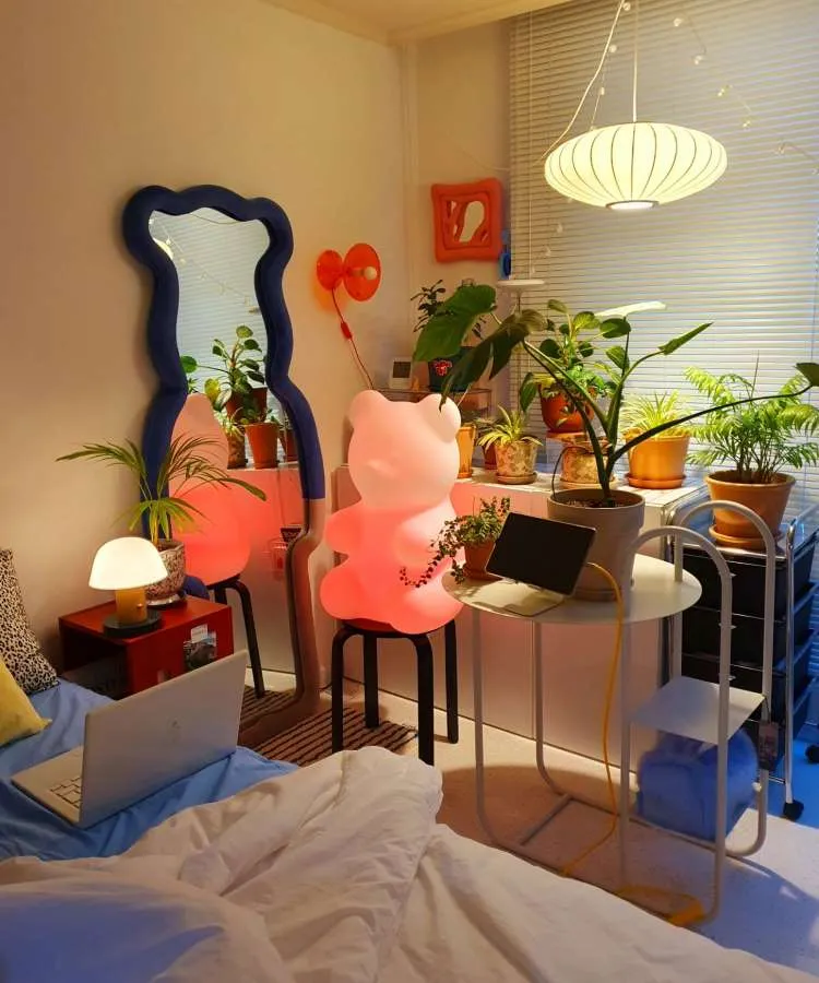 Quarto infantil com espelho emoldurado em formato de urso. Cores predominantes: azul, vermelho, cinza e verde