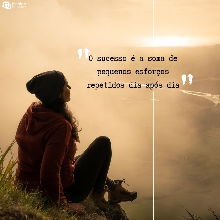 Mulher de casaco vinho, touca e calça preta sentada na grama. O fundo da imagem é rosa e possui a frase "O sucesso é a soma de pequenos esforços repetidos dia após dia". 