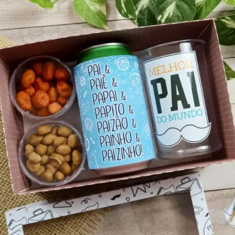 caixa xom amendoins, cerveja e caneca de plástico