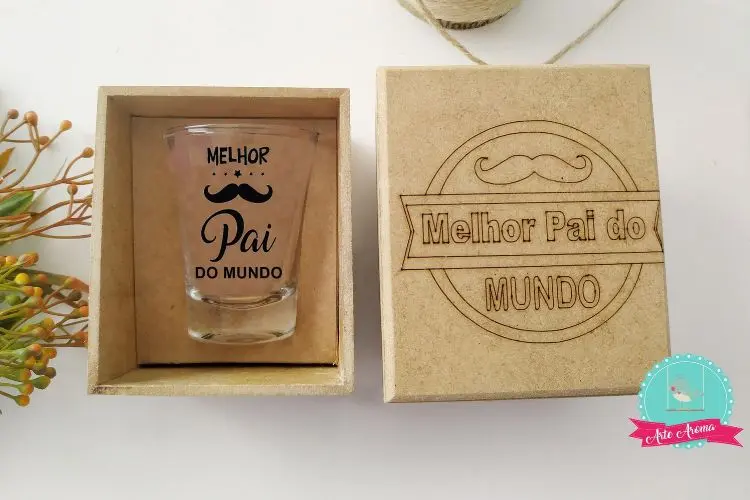 caixa com copo de shot onde se lê "Melhor pai do mundo"